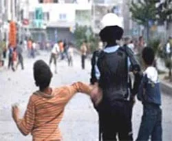 Taş atan çocuklara esrar satışı