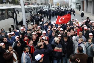 TEKEL işcileri açlık grevine ara verdi