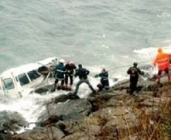 Viraja hızlı girince denize uçtu