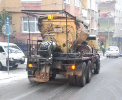 Yolda kalanlara belediye hizmeti
