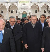 Başbakan'a 'Padişah mısın' protestosu