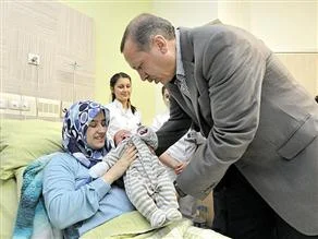 Başbakan bebeğin gazını çıkardı