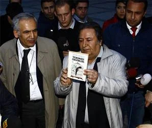 Çetin Doğan susuyor, kitap okuyor