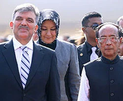Cumhurbaşkanı Bangladeş'e geçti