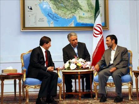Davutoğlu, Ahmedinejad'la görüştü