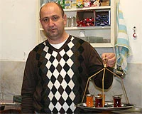 Eski milyarder tekrar çaycı oldu