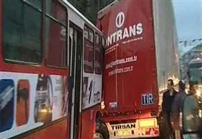 İETT otobüsü TIR'a çarptı