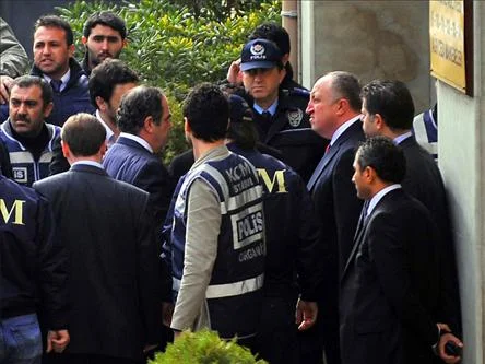 İki subay serbest bırakıldı
