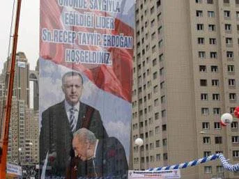 İsrail ile şimdi de afiş krizi