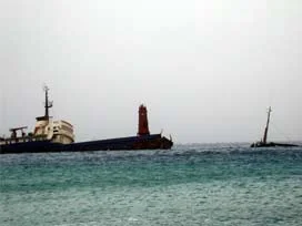 Muğla'da yük gemisi karaya oturdu
