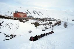 Okul için 5 kilometre yürüyorlar