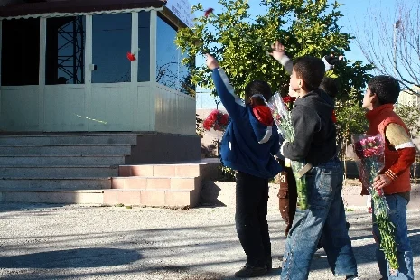 Taşlanan karakola bu kez çiçek attılar