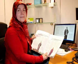 Başörtüsü ile kapak oldu