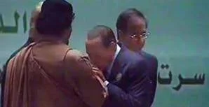 Berlusconi Kaddafi'nin elini öptü