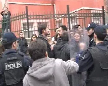 Beyazıt'ta öğrenciler arasında arbede