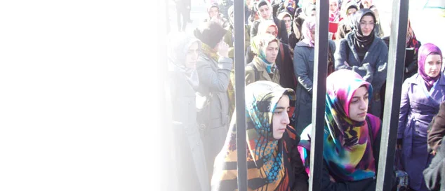 Bir başörtüsü skandalı daha!