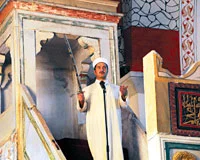 Bu camilerde hutbe asırlardır kılıçla okunuyor