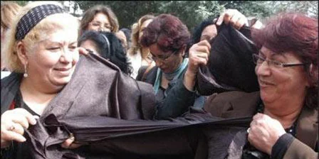 Çarşaf yırtan CHP'li kadınlara protesto
