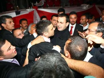 CHP kongresinde eski başkan darp edildi