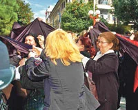 CHP'li kadınlar Mersin'de çarşaf yırttı
