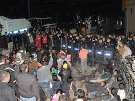 Fabrika taşlayan işçilere polis müdahalesi