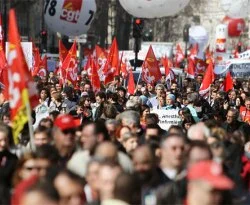 Fransa'da 800 bin kişi sokaklara çıktı