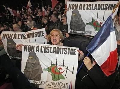 Fransa'da İslam karşıtı afişlere yasak
