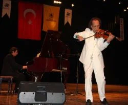 İranlı sanatçıyı binlerce kişi dinledi
