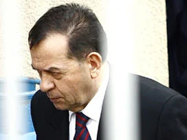Kafes'te tepe yönetici Özden Örnek mi?