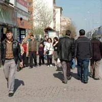 Kaldırımda yürüyenlere ateş açıldı