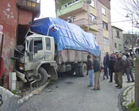 Kamyon, gecekonduya girdi