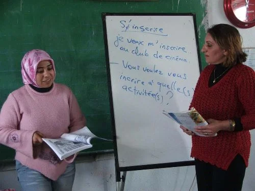 Köylü kadınlar Fransızca öğreniyor