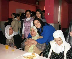 Öğrenciler, yaşlıları sevindirdi