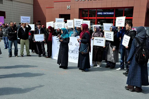 Başörtülülerden 'Türban Modası'na Protesto!