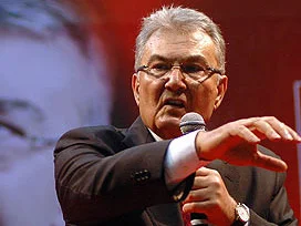 Baykal'a mesaj:'Ordu demokrasiyi koruyamaz'
