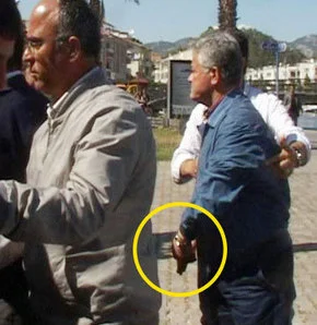 Belediye başkanı esnafa silah çekti