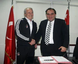 Beşiktaş'ta Denizli'nin sözleşmesi bir yıl uzatıldı