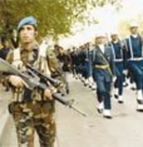 Diyarbakır'da asker yürüyüşü