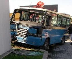 Dolmuş duvara çarptı: 13 yaralı