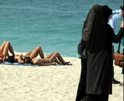Dubai'de öpüşen çifte bir ay hapis