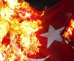 Erivan'da Türkiye bayrakları yakıldı!