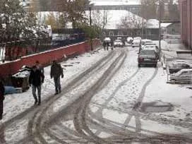 Erzuruma Nisan karı yağdı