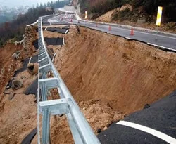 Güngören'de yol çöktü