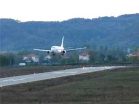 İzmir'de 97 uçak seferi iptal edildi