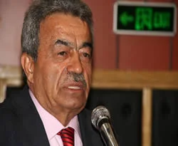 Kamer Genç, CHP'ye göz kırptı