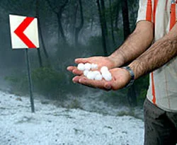 Kemer'de dolu yağdı!