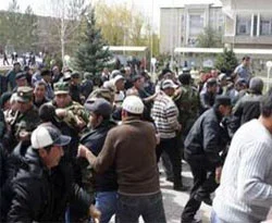 Kırgızistan'da gerilim devam ediyor