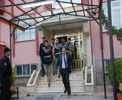 Kızını görmek için eski eşini rehin aldı