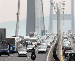 Kül, yolları da tıkıyor