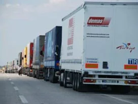 Meyve yüklü yüz tır sınırda bekliyor